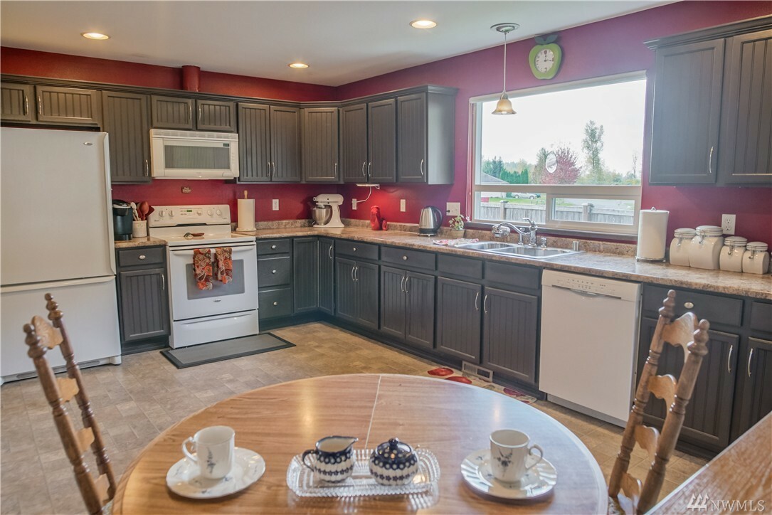 Property Photo: 25211 153rd St E WA 98321