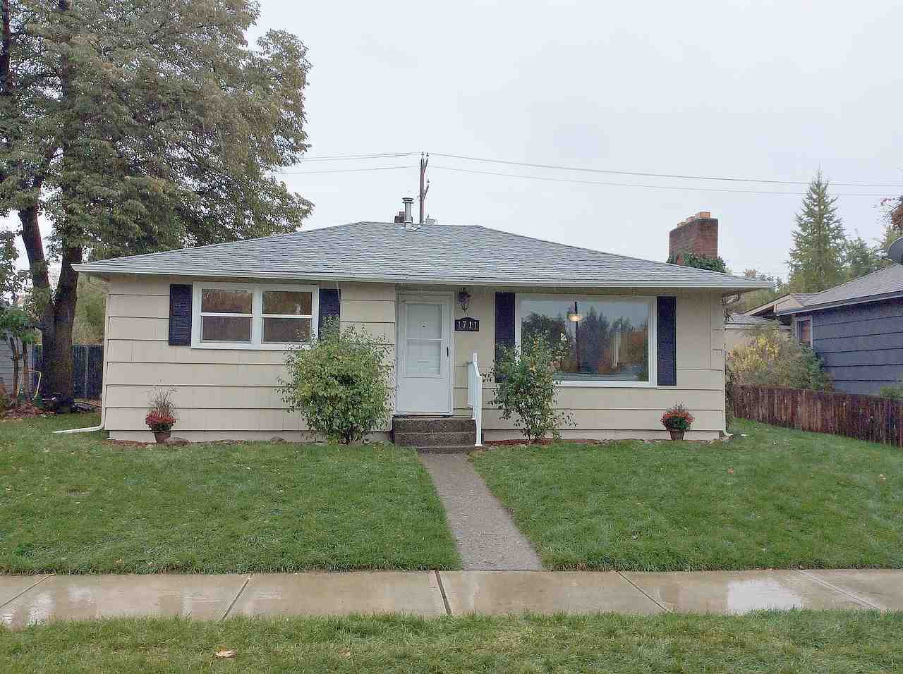 Property Photo: 1711 W Chelan Ave WA 99205