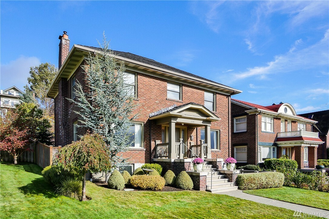 Property Photo: 334 W Kinnear Place WA 98119