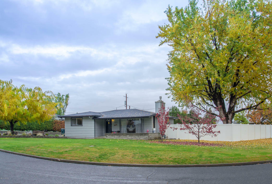 Property Photo:  103 W Shamrock Dr  WA 98908 