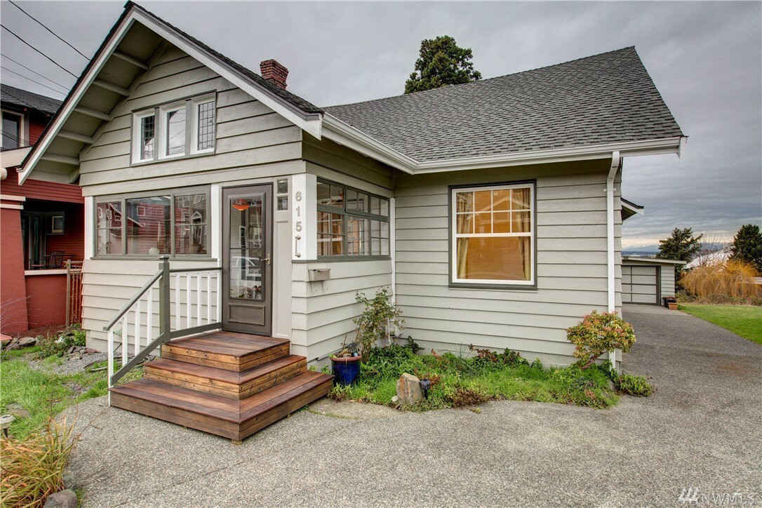 Property Photo:  615 Warren Ave  WA 98201 