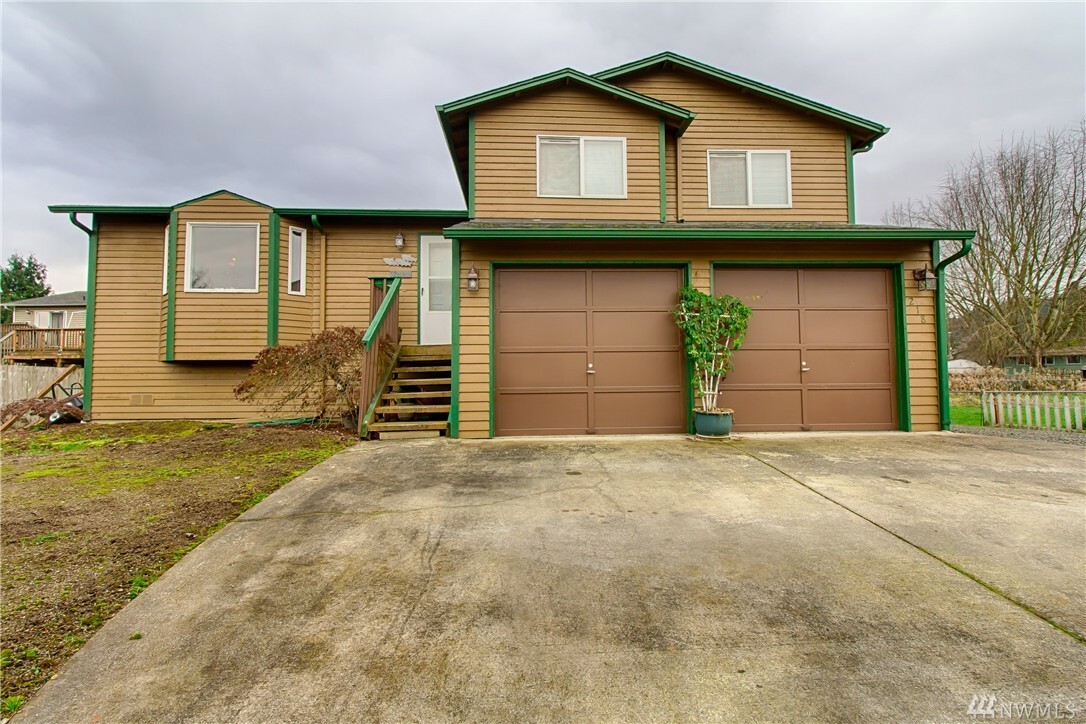 Property Photo:  218 6th Ave N  WA 98001 