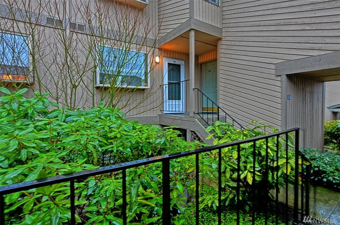 Property Photo:  23001 Lakeview Dr 203  WA 98043 