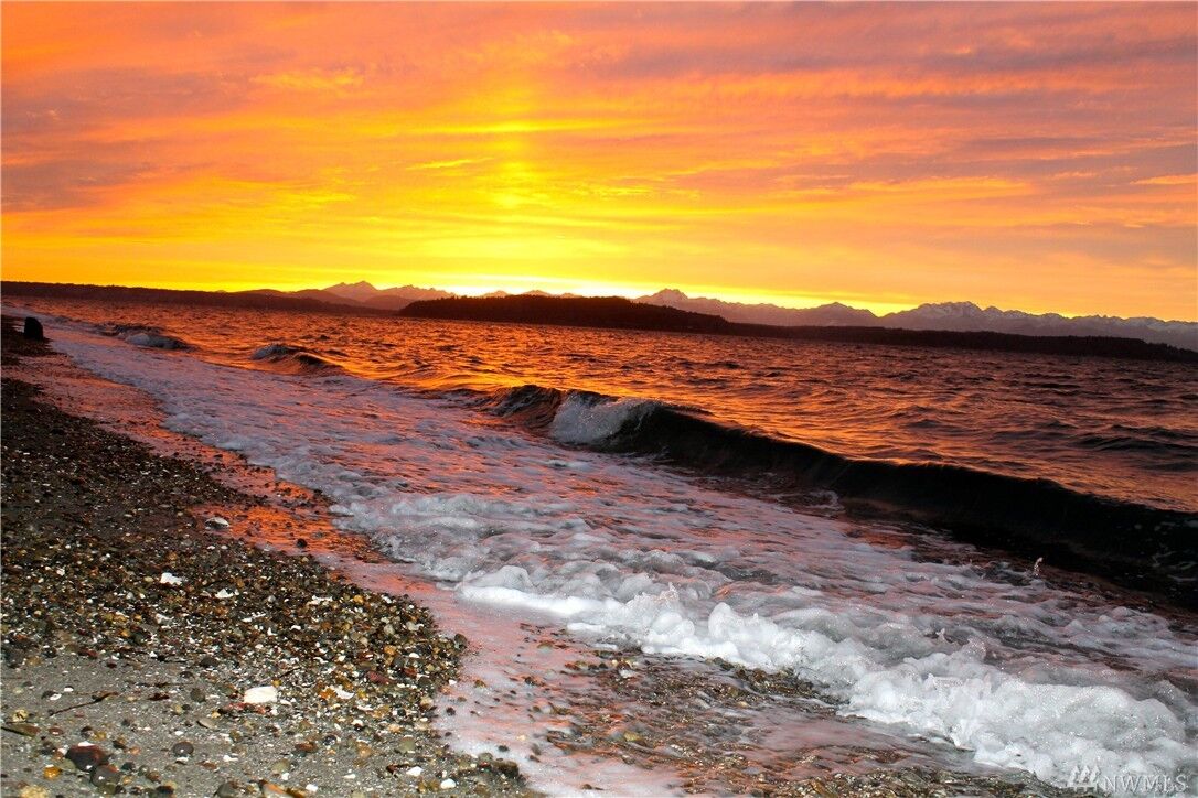 Property Photo: 3021 Alki Ave SW A WA 98116