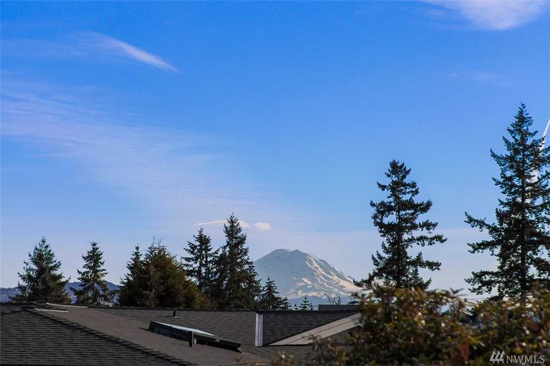 Property Photo: 9631 Hilltop Rd WA 98004