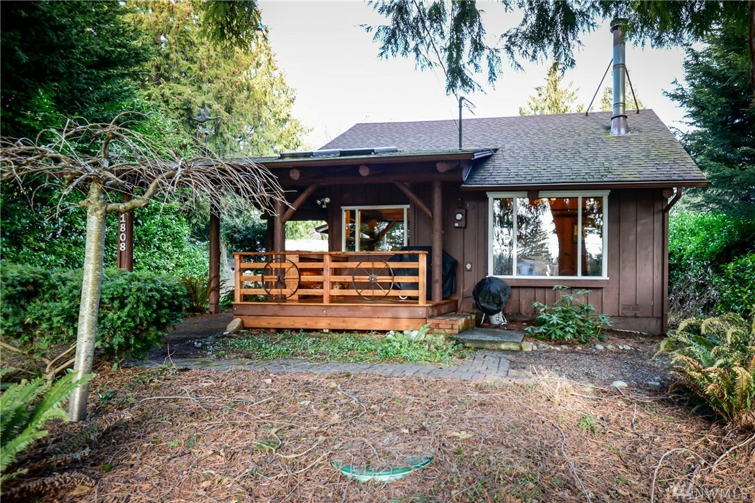 Property Photo:  1808 Lake Dr  WA 98282 