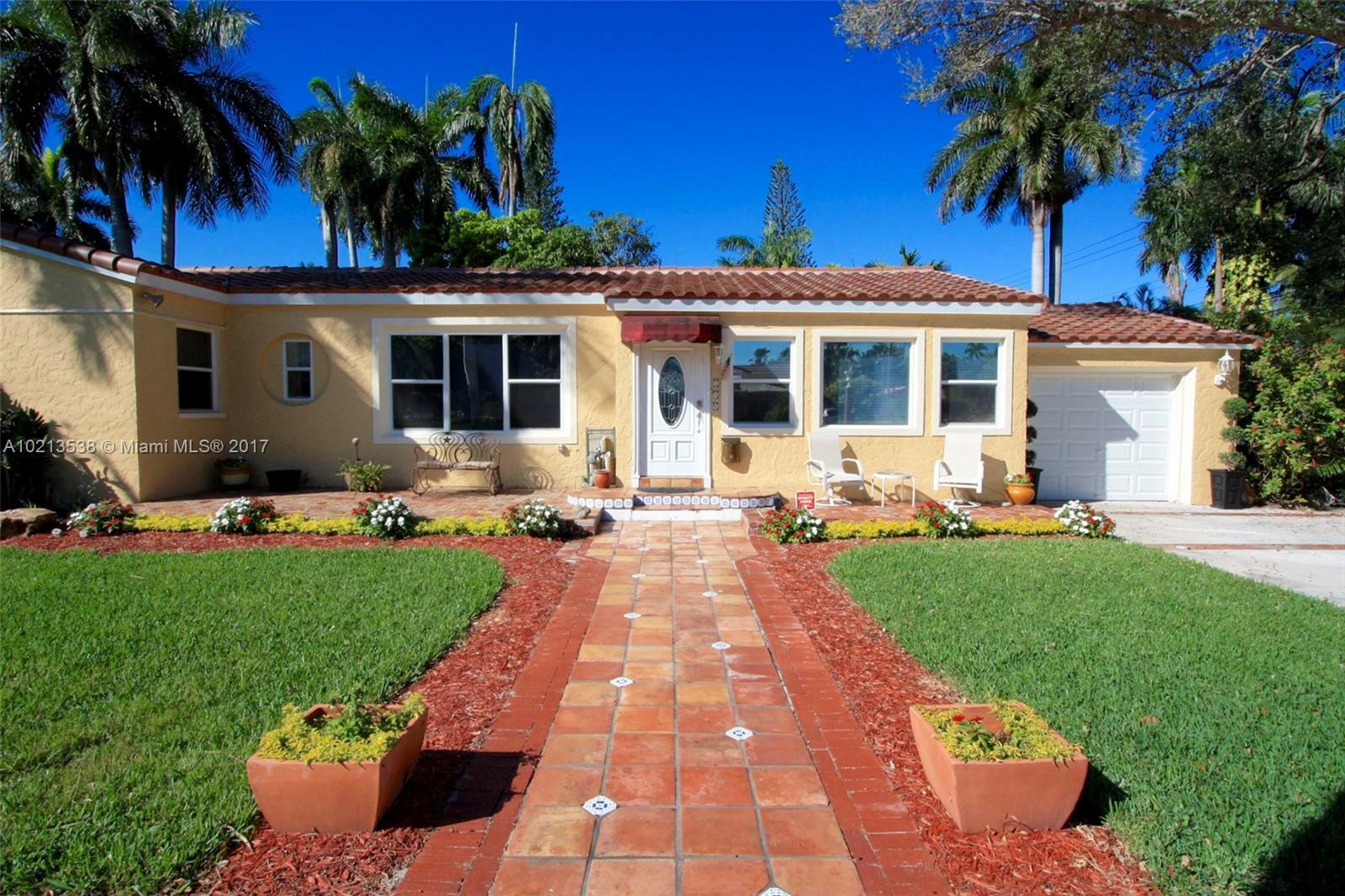 Property Photo: 218 S 12th Ave FL 33019