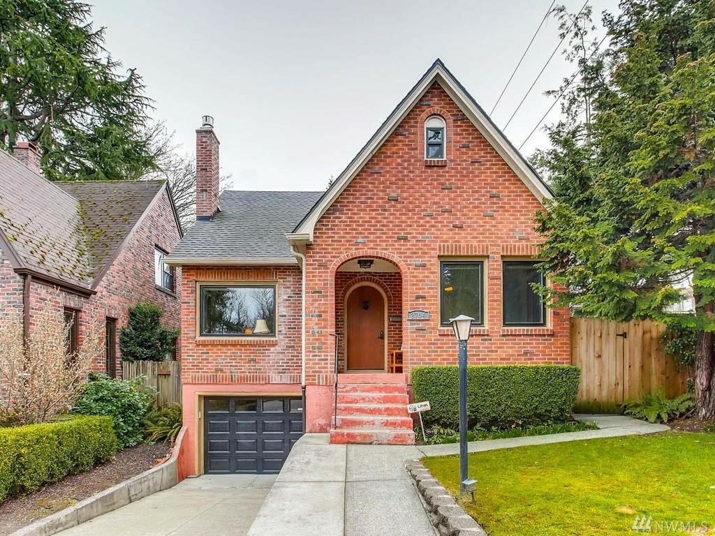 Property Photo:  2704 N Yakima Ave  WA 98406 