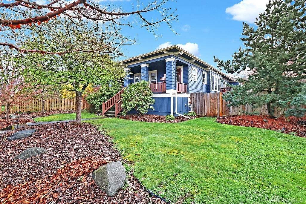 Property Photo: 1411 Hoyt Ave WA 98201