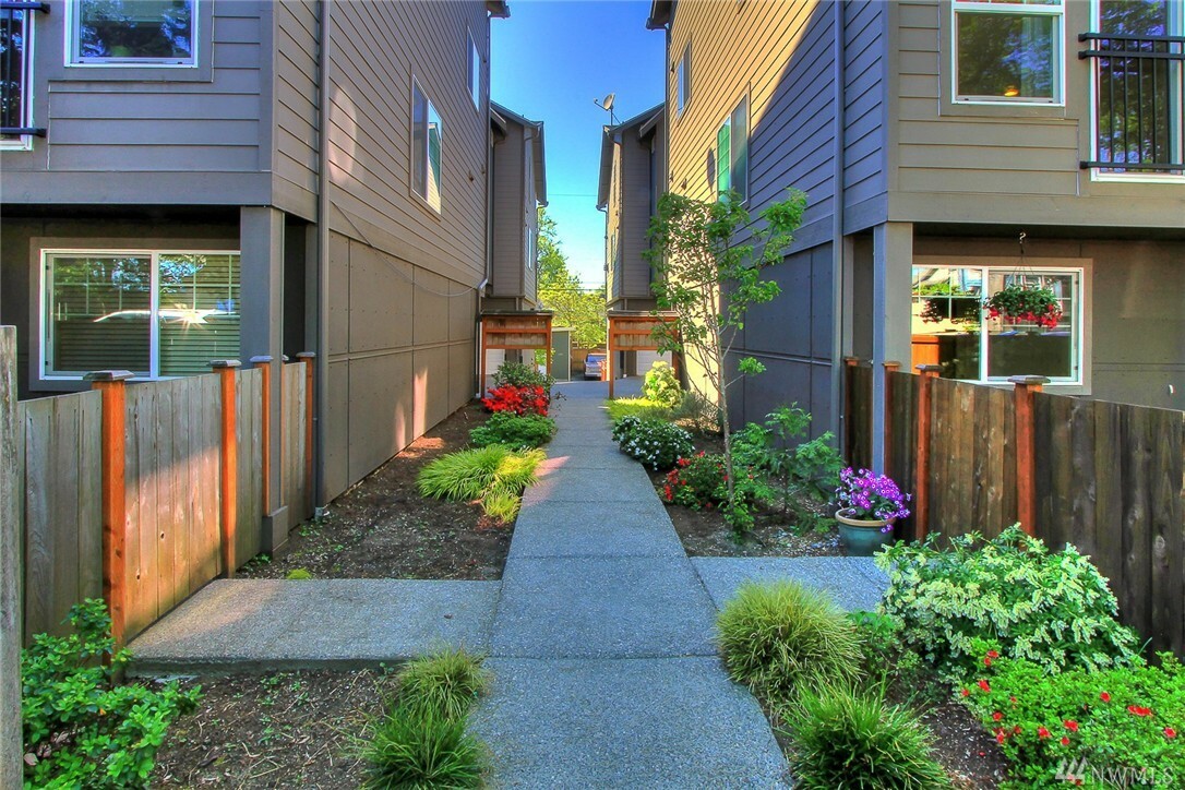 Property Photo:  3411 California Ave SW D  WA 98116 