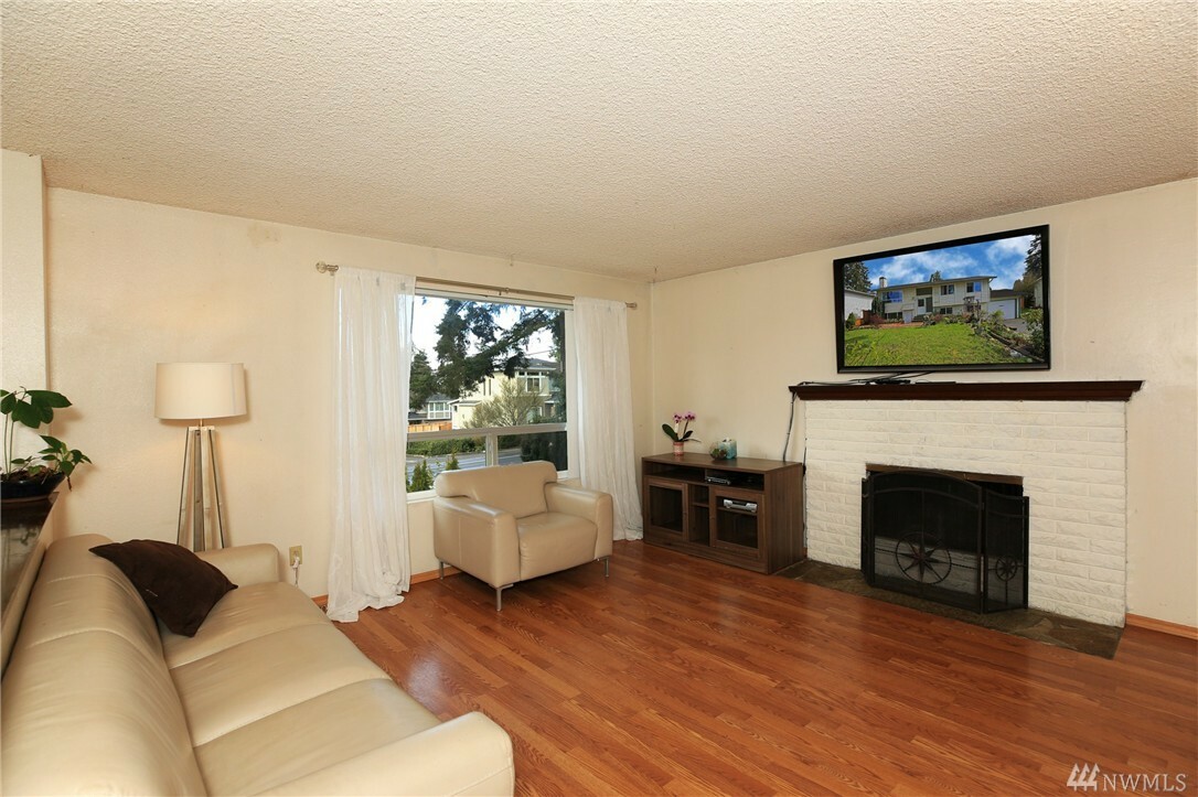 Property Photo: 18511 44th Ave W WA 98037