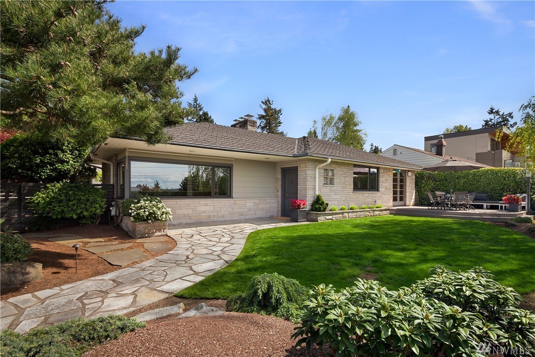 Property Photo: 2428 W Mercer Wy WA 98040