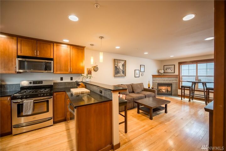Property Photo:  5942 California Ave SW B  WA 98136 