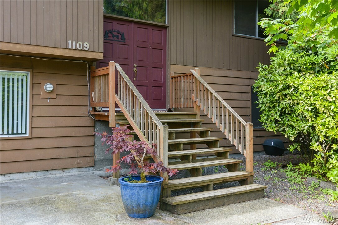 Property Photo:  1109 NE 200th St  WA 98155 