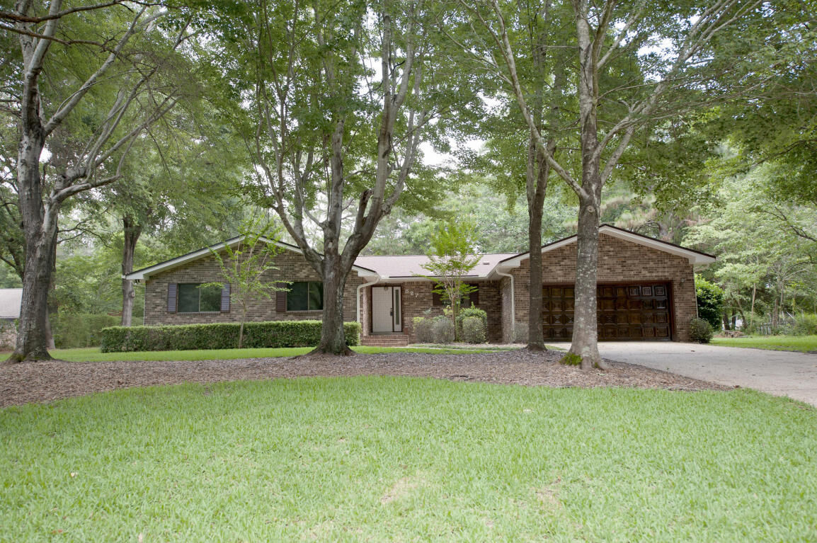 Property Photo: 827 Lake Amick Drive FL 32578