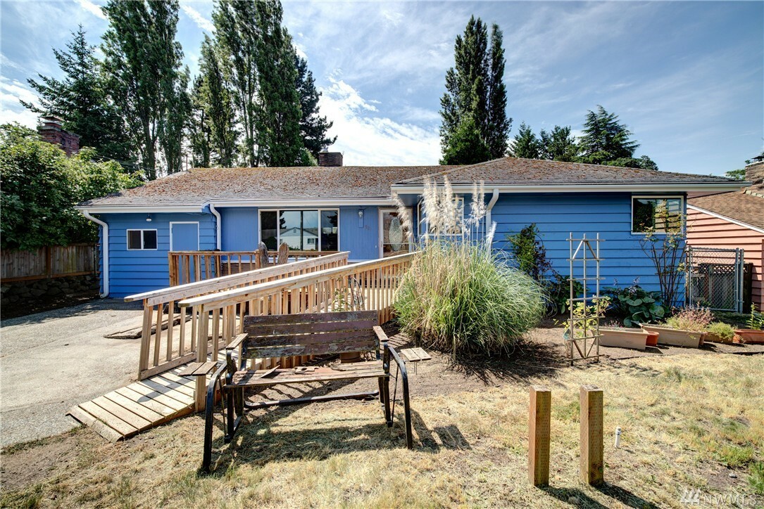 Property Photo: 821 NE 152nd St WA 98155