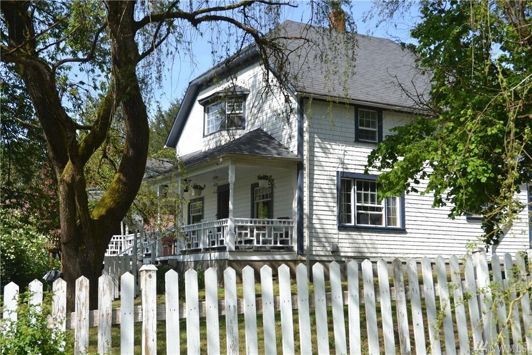 Property Photo: 826 C St WA 98593