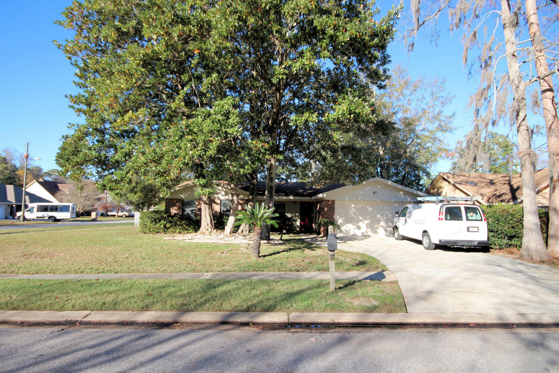 Property Photo:  10 Lakewood Street  FL 32569 