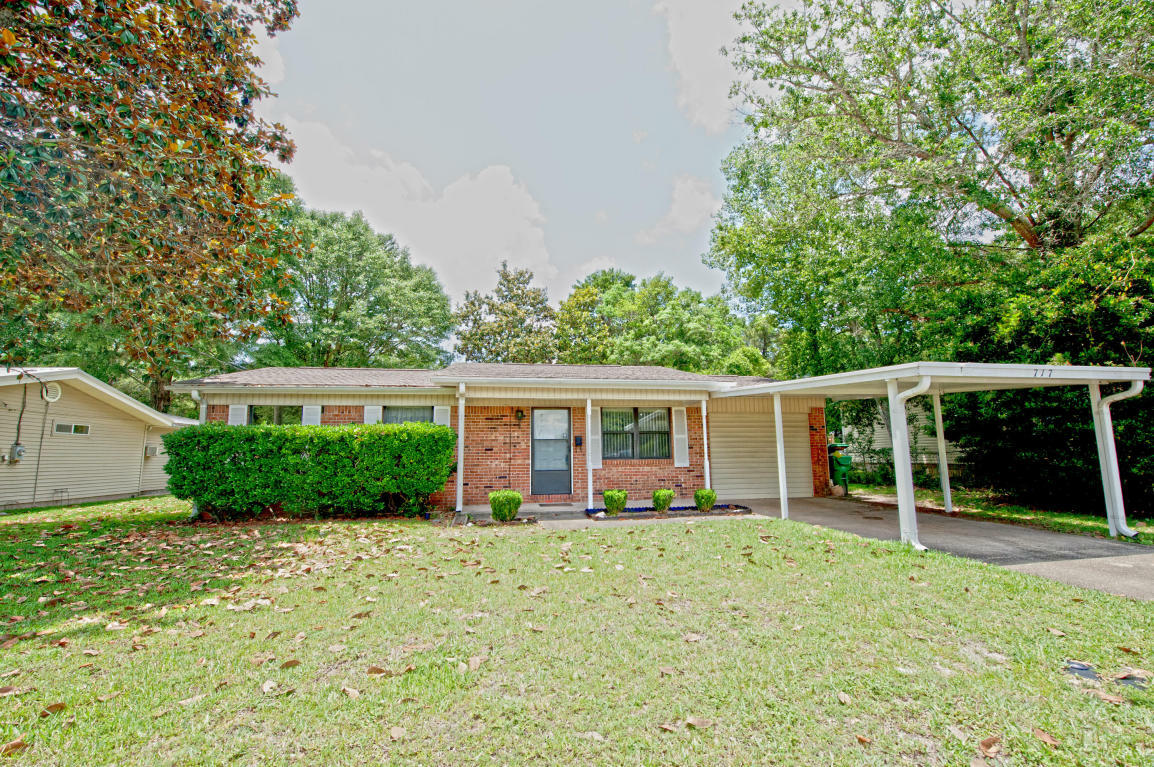 Property Photo: 717 James Lee Road FL 32547