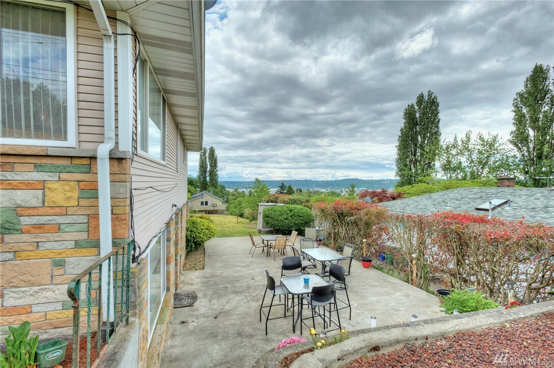 Property Photo:  1735 S Pearl St  WA 98108 