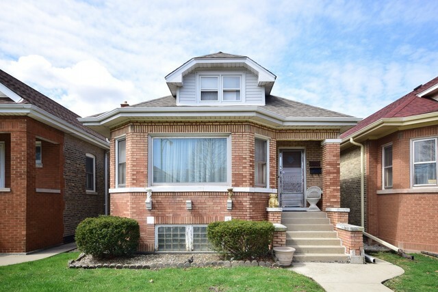 Property Photo:  2826 Luna Avenue  IL 60641 