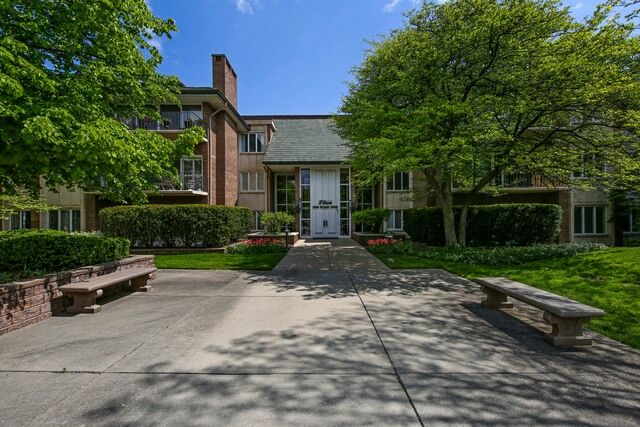 Property Photo:  3 Oak Brook Club Drive E302  IL 60523 