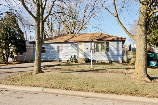 Property Photo:  1529 Lewis Street  IL 60115 