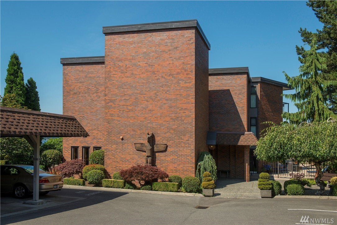 Property Photo: 5535 Lake Washington Blvd NE 101 WA 98033