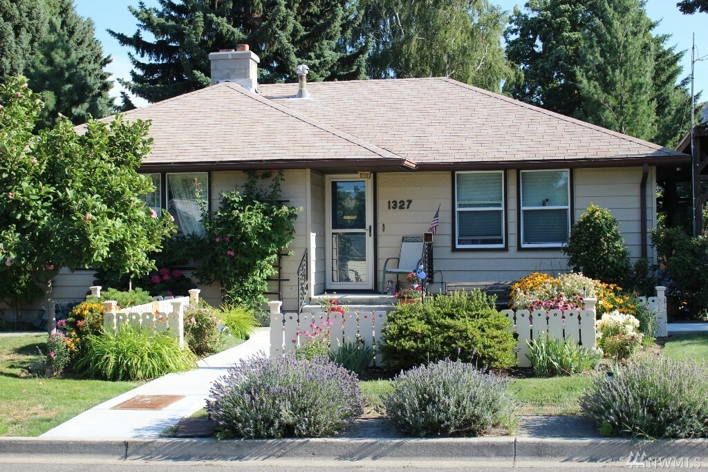 Property Photo: 1327 2nd St WA 98801