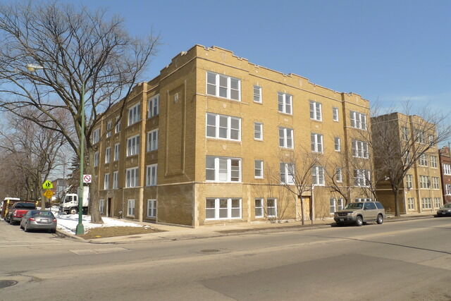 Property Photo: 4128 W Addison Street W 2 IL 60641