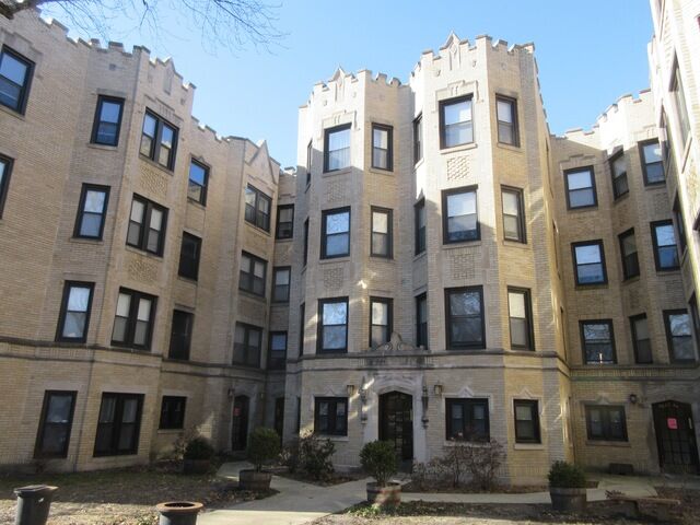 Property Photo: 7066 N Wolcott Avenue 3 IL 60626