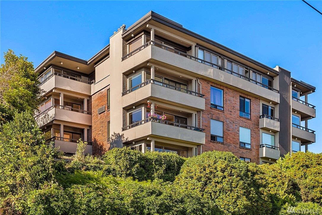 Property Photo:  1001 2nd Ave W 204  WA 98119 