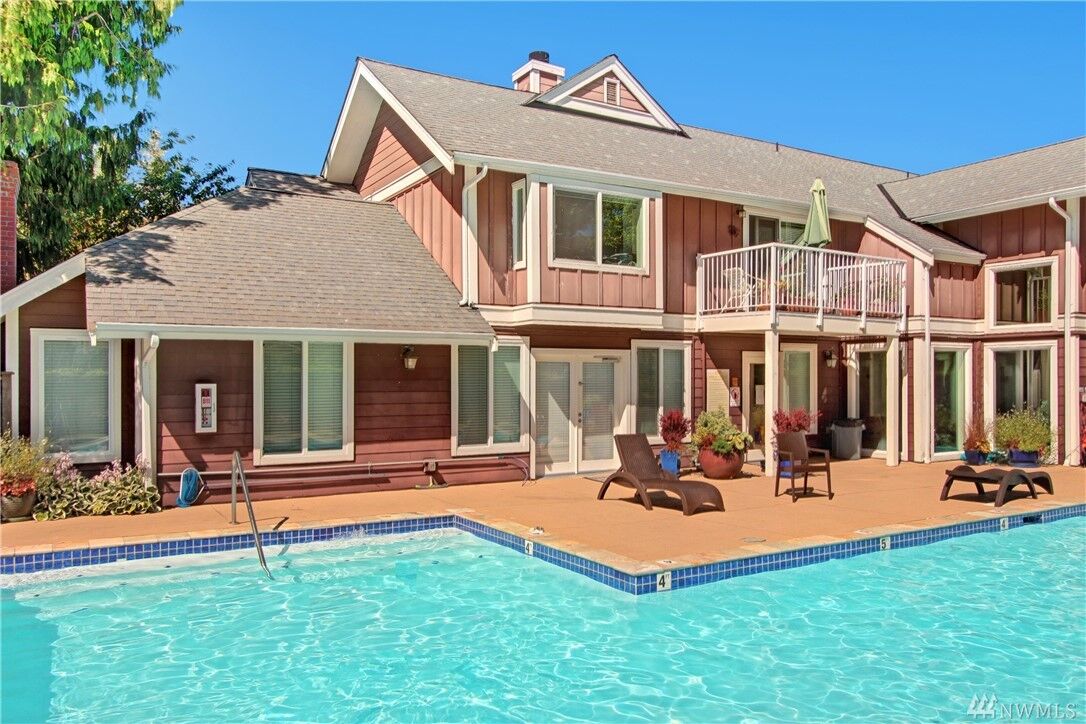 Property Photo: 300 N 130th St 4206 WA 98133