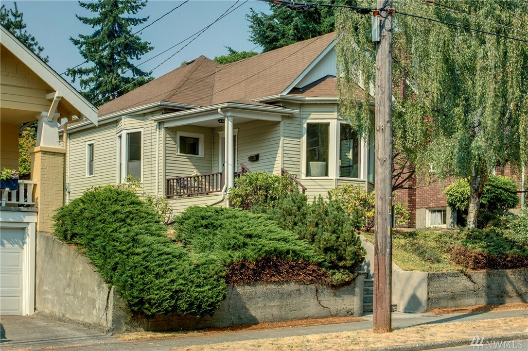 Property Photo:  2112 N 50th St  WA 98103 