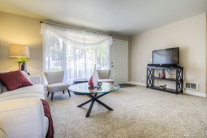 Property Photo:  722 Shelton Ave NE  WA 98056 