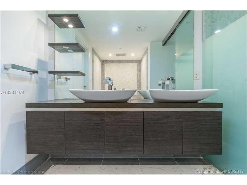 Property Photo: 200 Biscayne Boulevard Way 4210 FL 33131