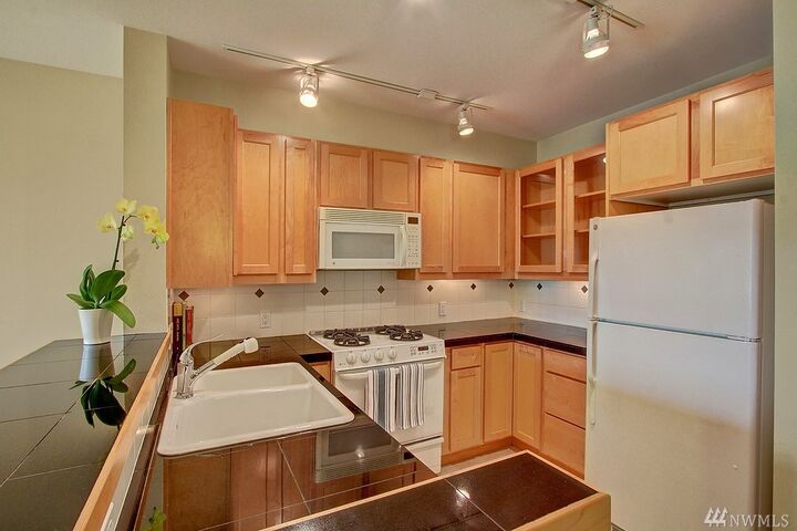 Property Photo:  2901 NE Blakeley St 410  WA 98105 