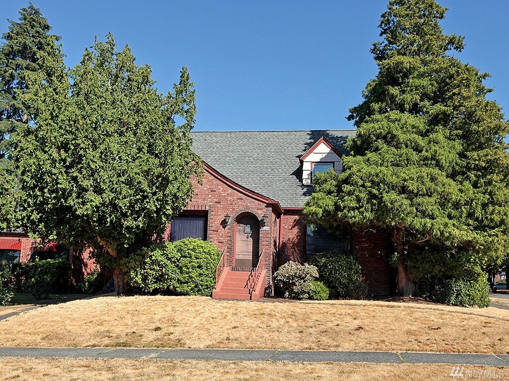 Property Photo:  1534 46th Ave SW  WA 98116 
