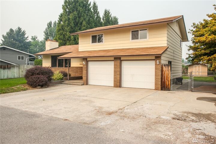 Property Photo:  1421 SE 2nd St  WA 98802 
