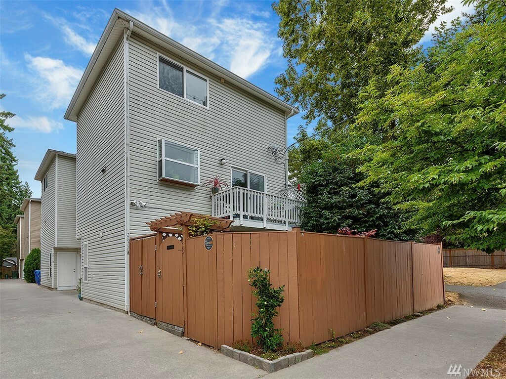 Property Photo:  2811 NE 115th St A  WA 98125 