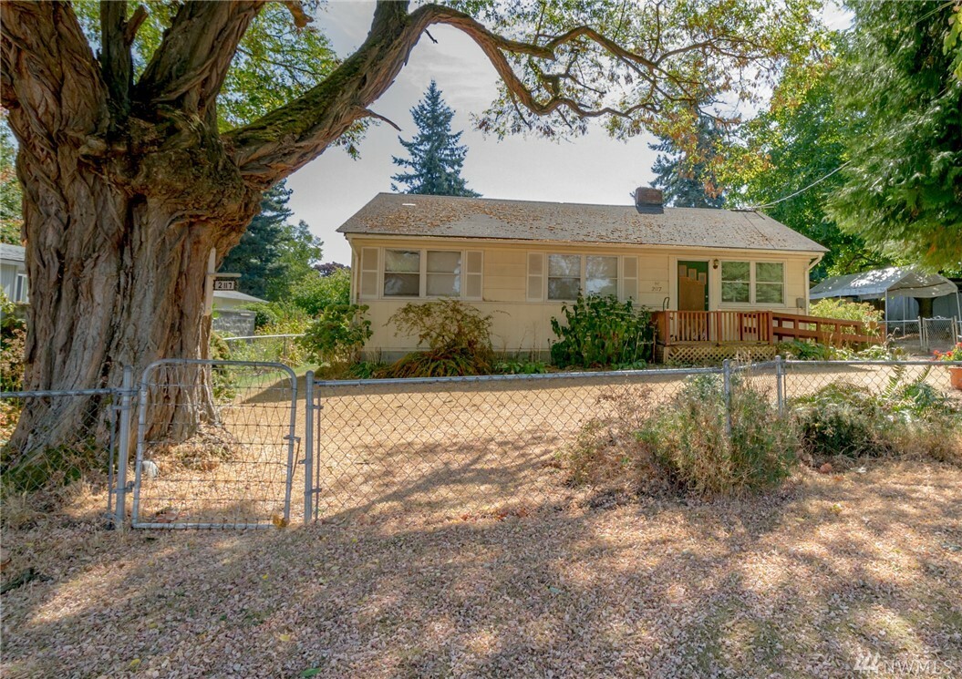 Property Photo:  2117 NE 16th St  WA 98056 