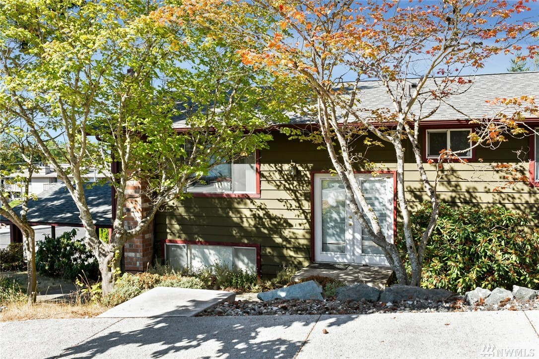 Property Photo:  932 25 St  WA 98225 