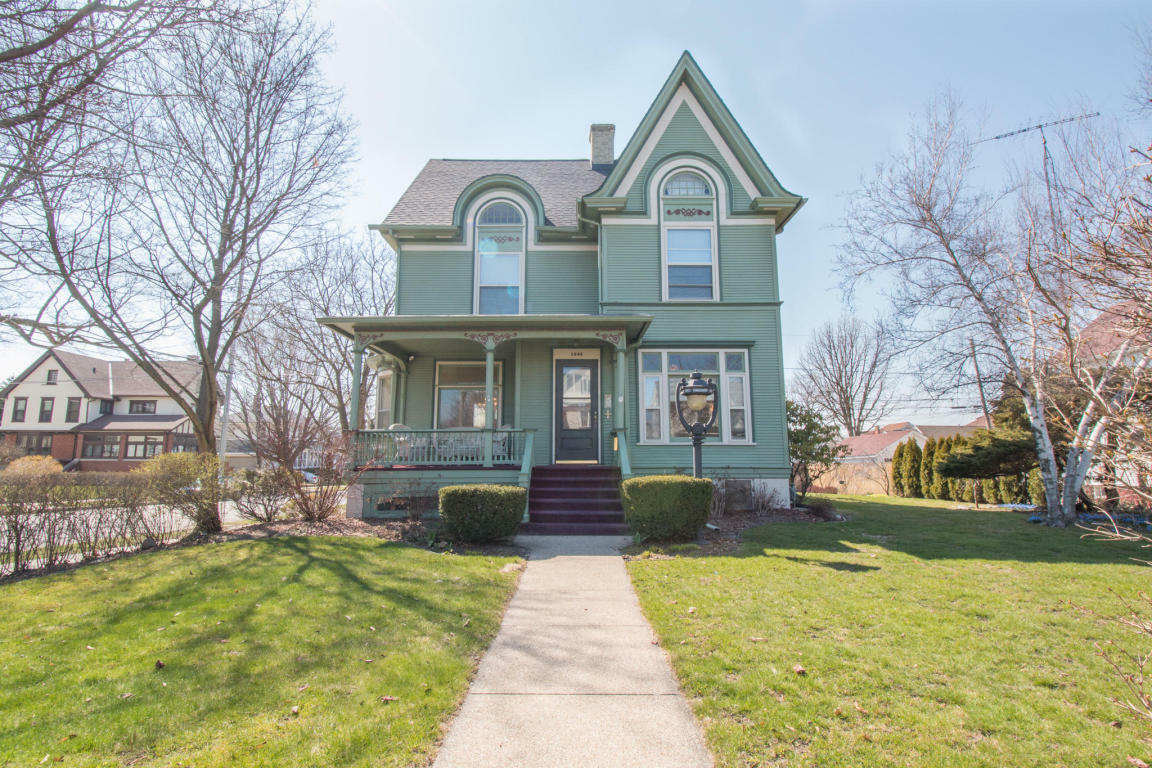 Property Photo:  1446 College Ave  WI 53403-1923 