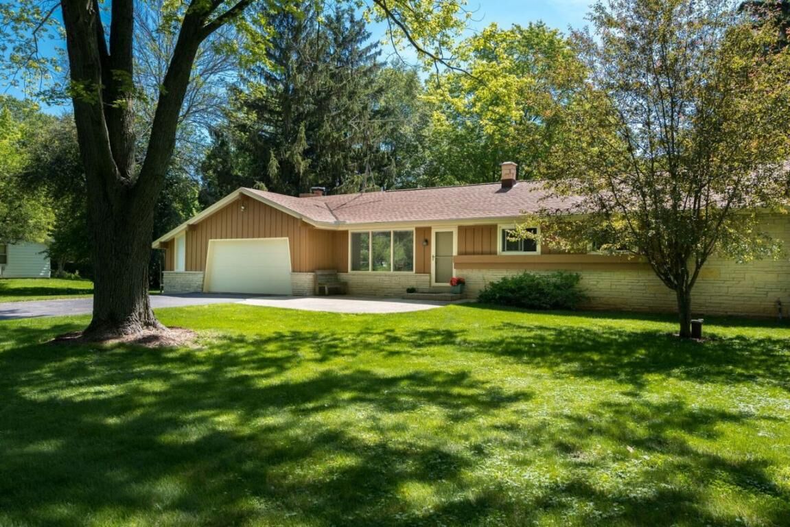 Property Photo: 1660 Sherwood Dr WI 53012