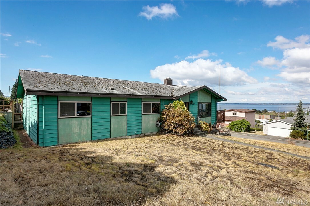 Property Photo:  1810 4th St  WA 98225 