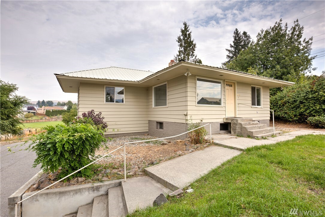 Property Photo:  1815 Grant Rd  WA 98802 