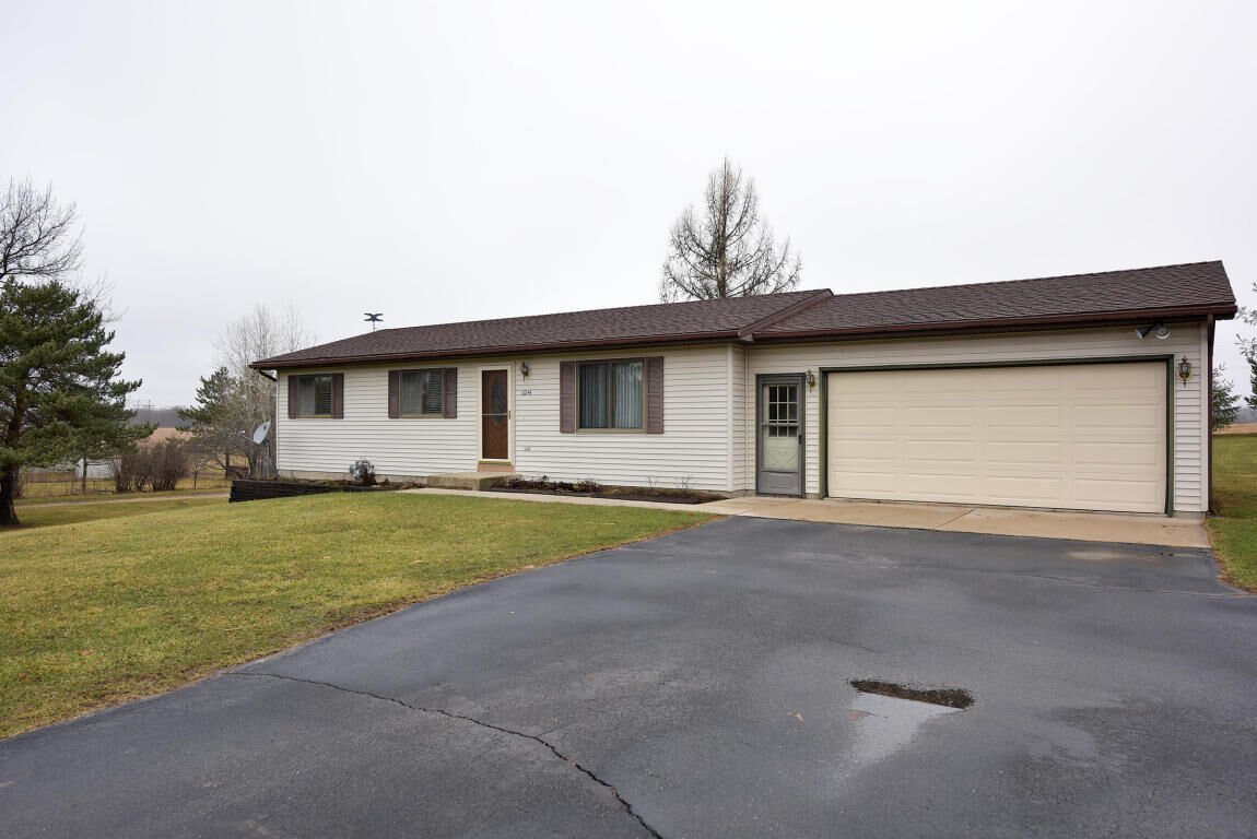 Property Photo: 6044 Arthur Rd WI 53027