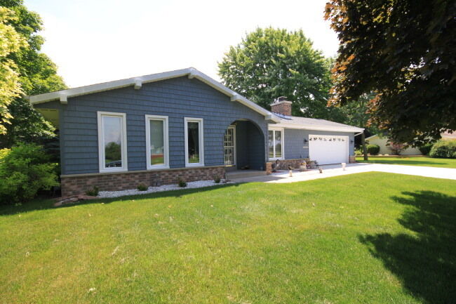 Property Photo: W256n9212 Tomahawk Dr WI 53089-1047