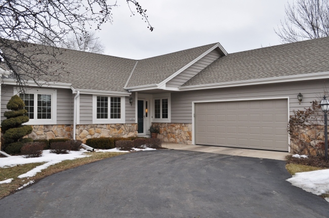 Property Photo:  1426 W Greenbrier Ln  WI 53092-5072 