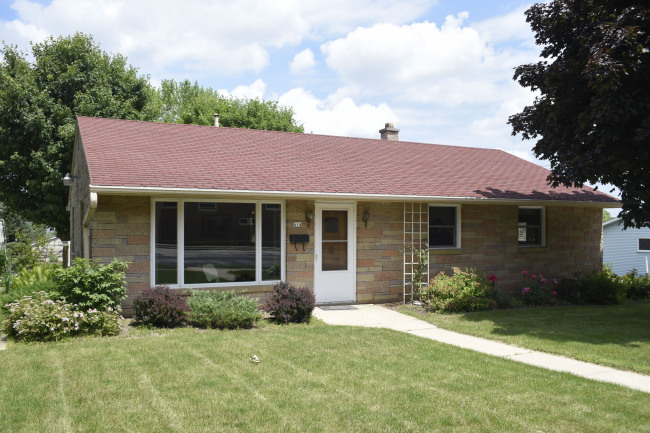 Property Photo:  414 Roosevelt Dr  WI 53090 